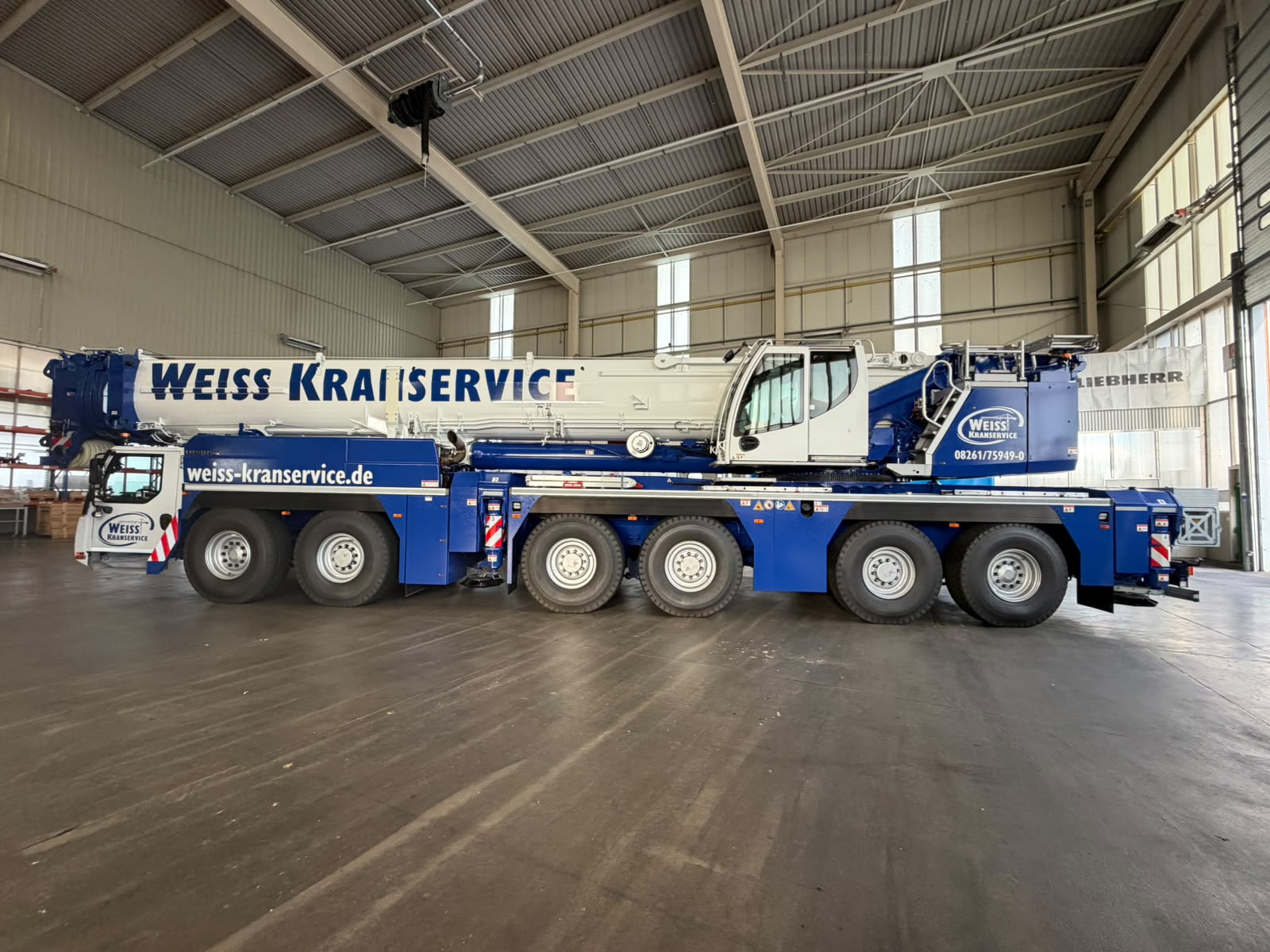 Der neue Liebherr LTM 1400-6.1 von Weiss Kranservice in der Halle