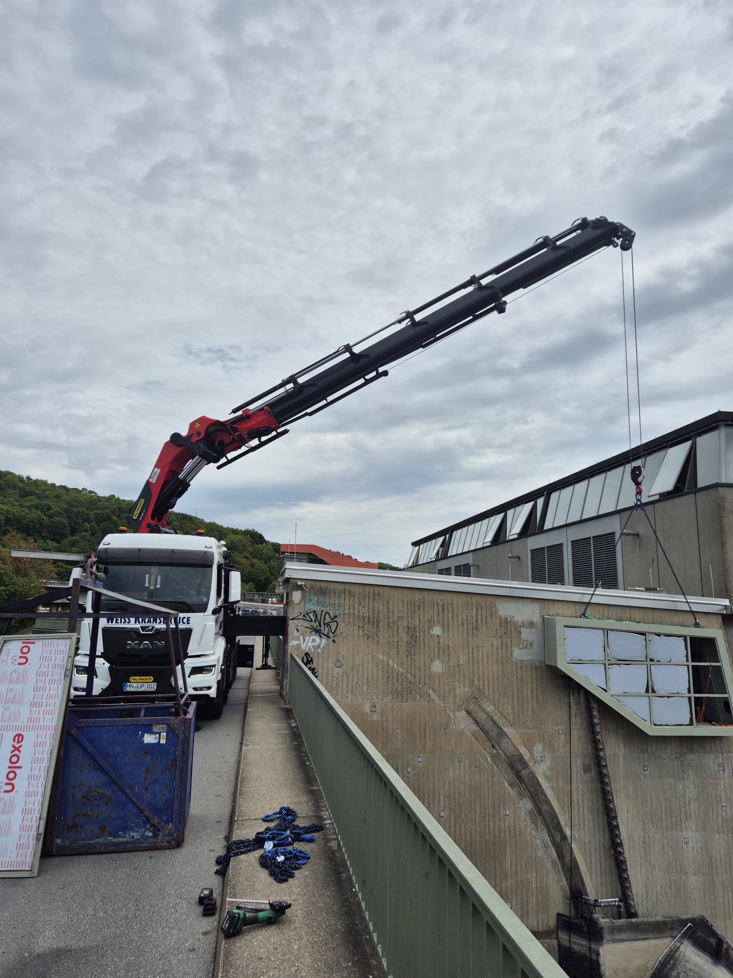 PK 1650 TEC beim Heben eines Bauteils neben einem Gebäude