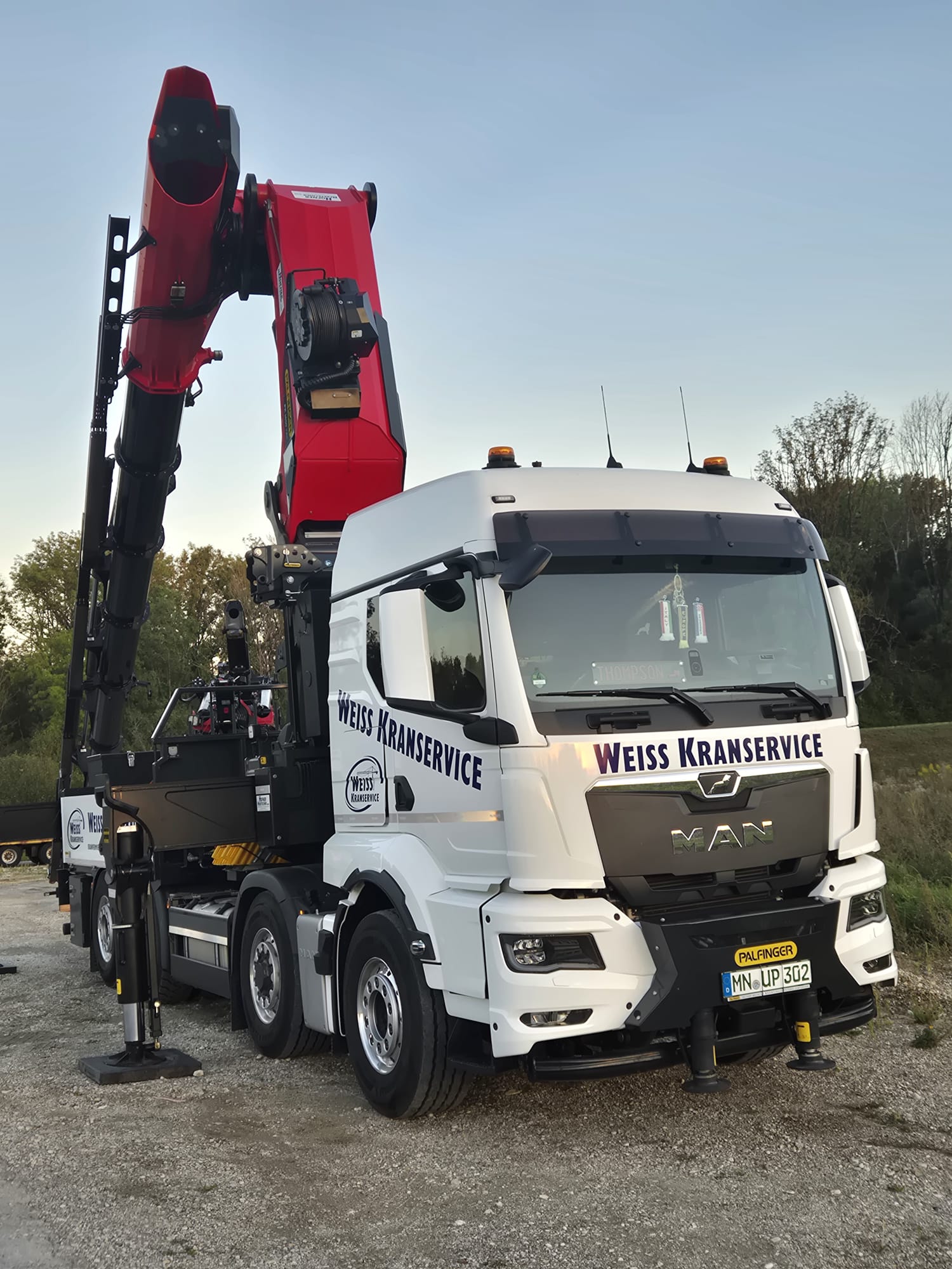 MAN-Lkw mit PALFINGER PK 1650 TEC von Weiss Kranservice in der Frontansicht